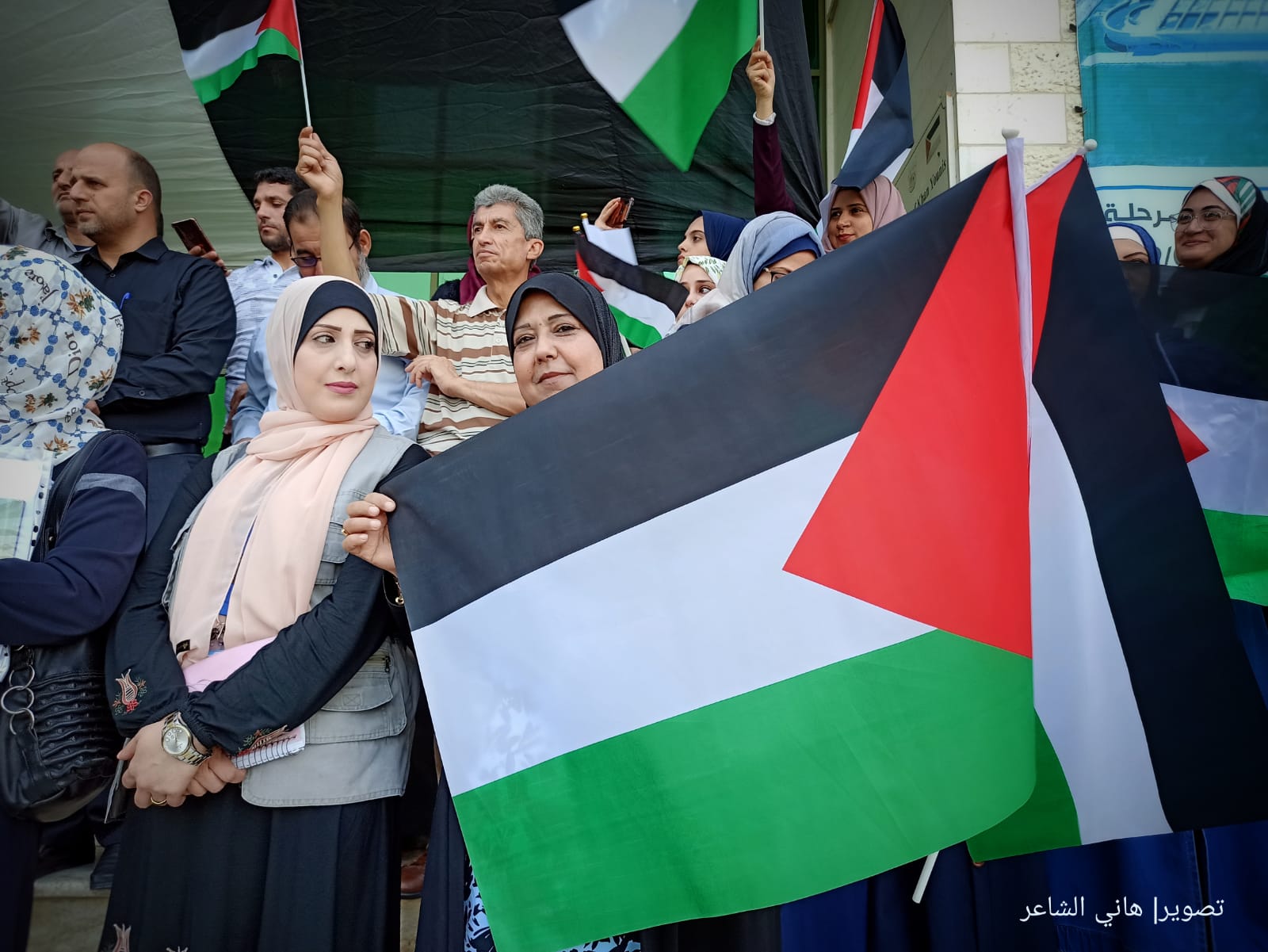 📷 صور خانيونس |رفع الأعلام الفلسطينية أمام بلدية خان يونس تزامنًا مع مسيرة الأعلام الإسرائيلية