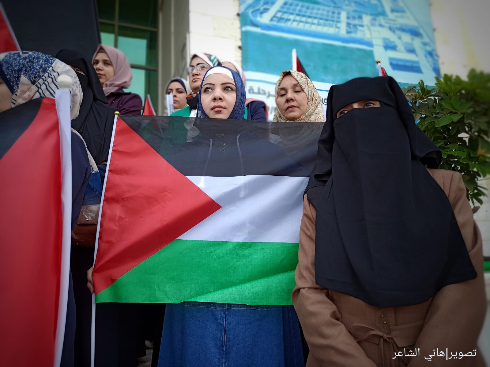 📷 صور خانيونس |رفع الأعلام الفلسطينية أمام بلدية خان يونس تزامنًا مع مسيرة الأعلام الإسرائيلية