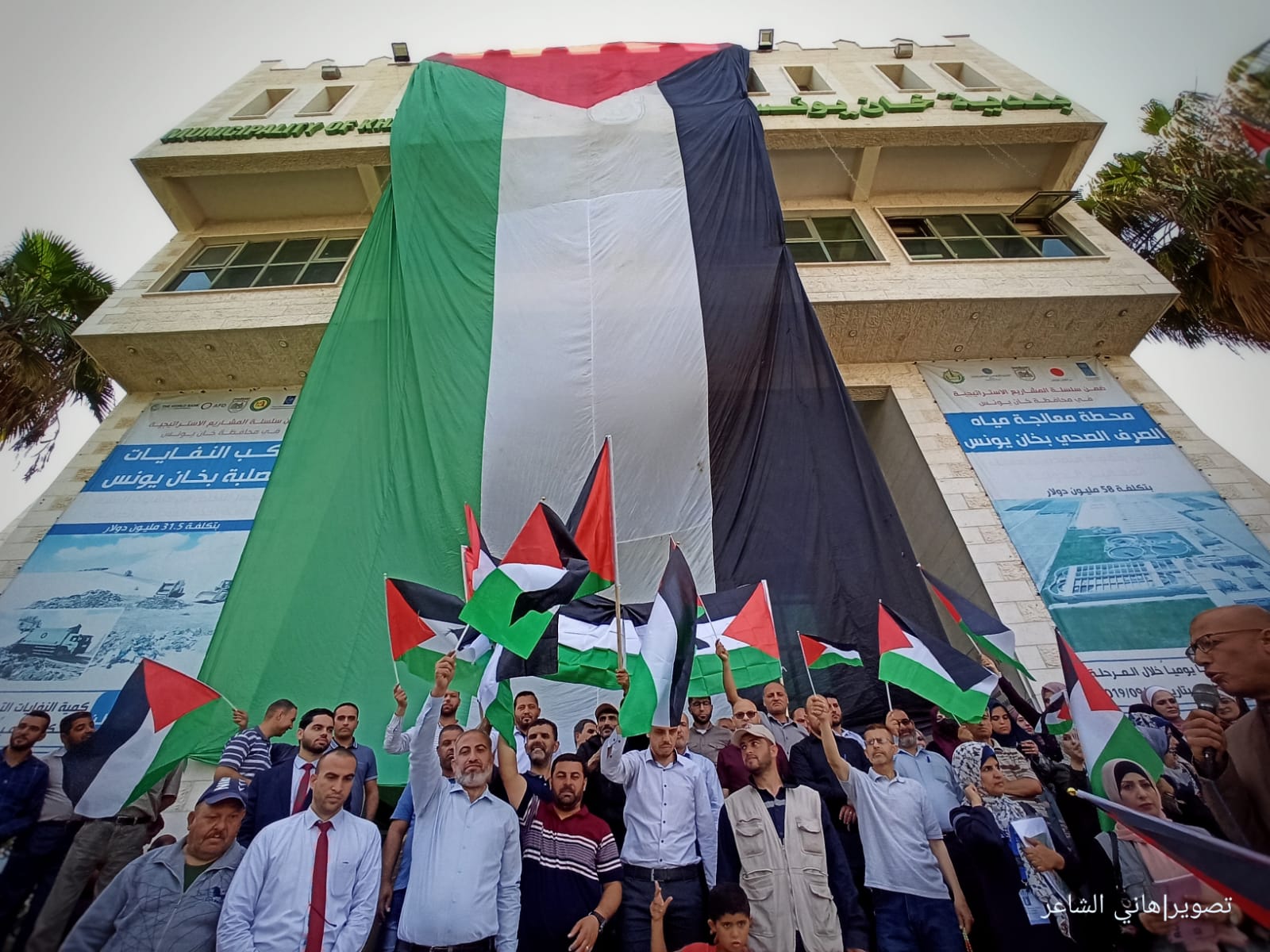 📷 صور خانيونس |رفع الأعلام الفلسطينية أمام بلدية خان يونس تزامنًا مع مسيرة الأعلام الإسرائيلية