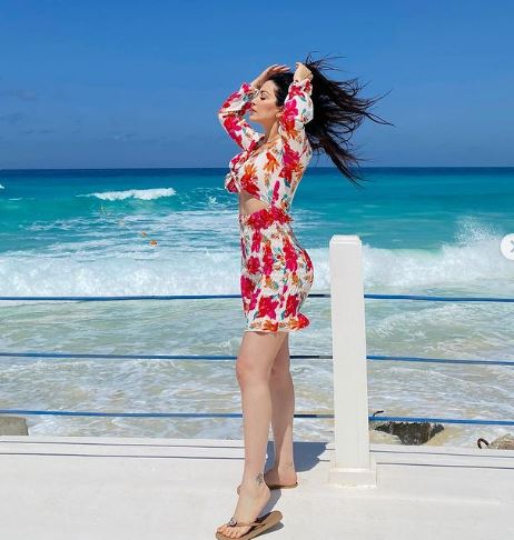 نسرين طافش تظهر على البحر بإطلالة ساحرة