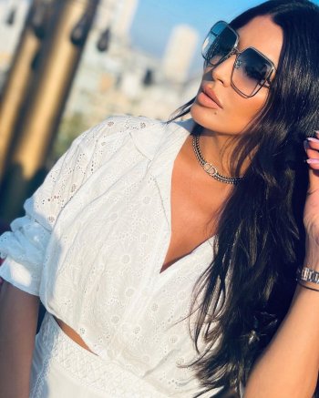 أمل بوشوشة بإطلالة من أحد الروف توب في بيروت