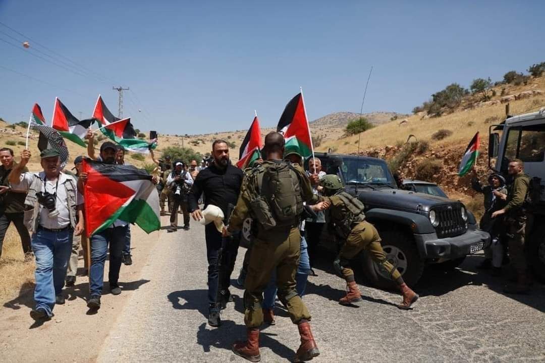  اعتداءات وحشية ورش لغاز الفلفل من قبل قوات الاحـ ـتلال  على المشاركين في مسيرة على حاجز تياسير