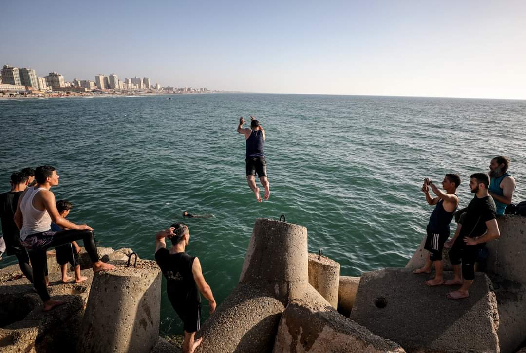 📷أداء عروض رياضية فردية في ميناء غزة البحري