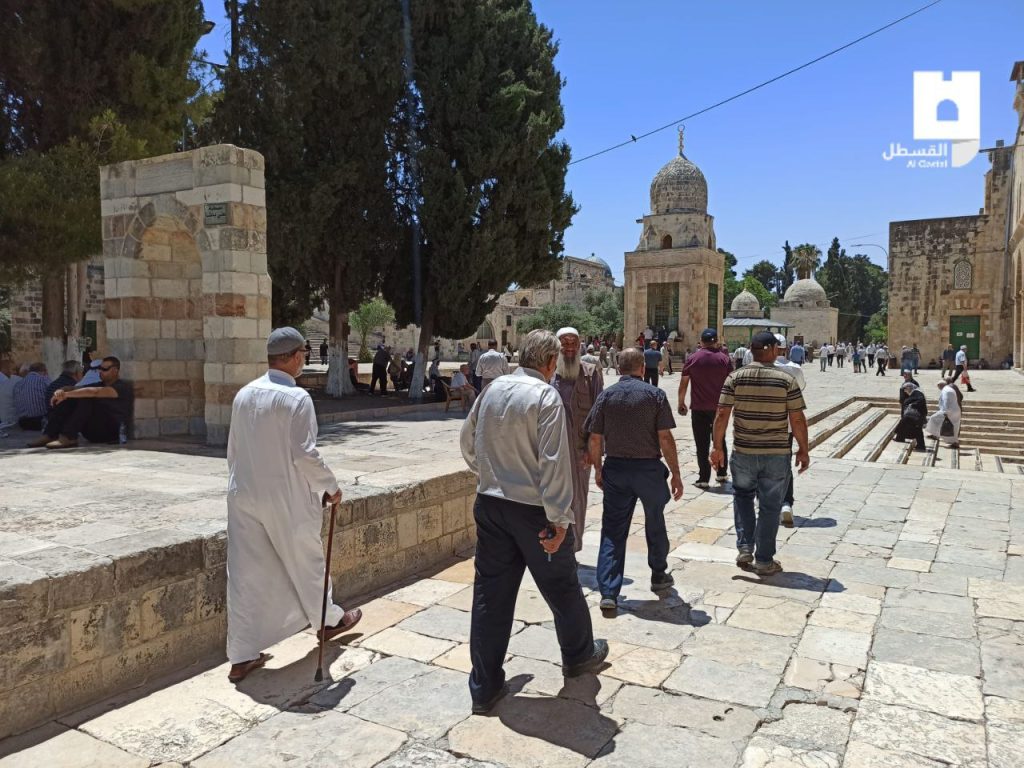 📷توافد الأهالي إلى المسجد الأقصى المبارك لأداء صلاة الجمعة