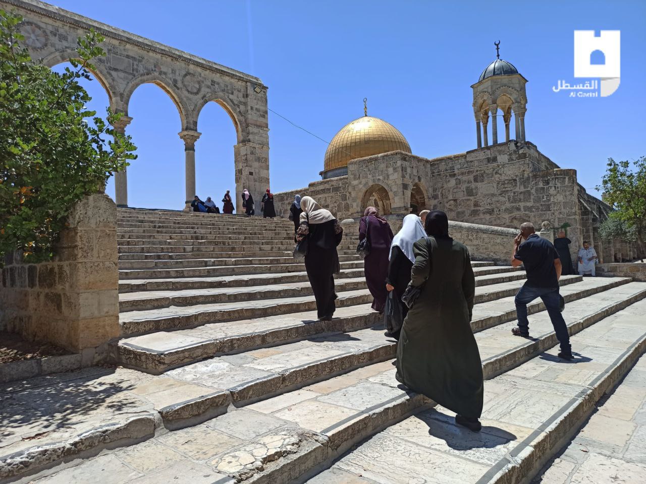 📷توافد الأهالي إلى المسجد الأقصى المبارك لأداء صلاة الجمعة