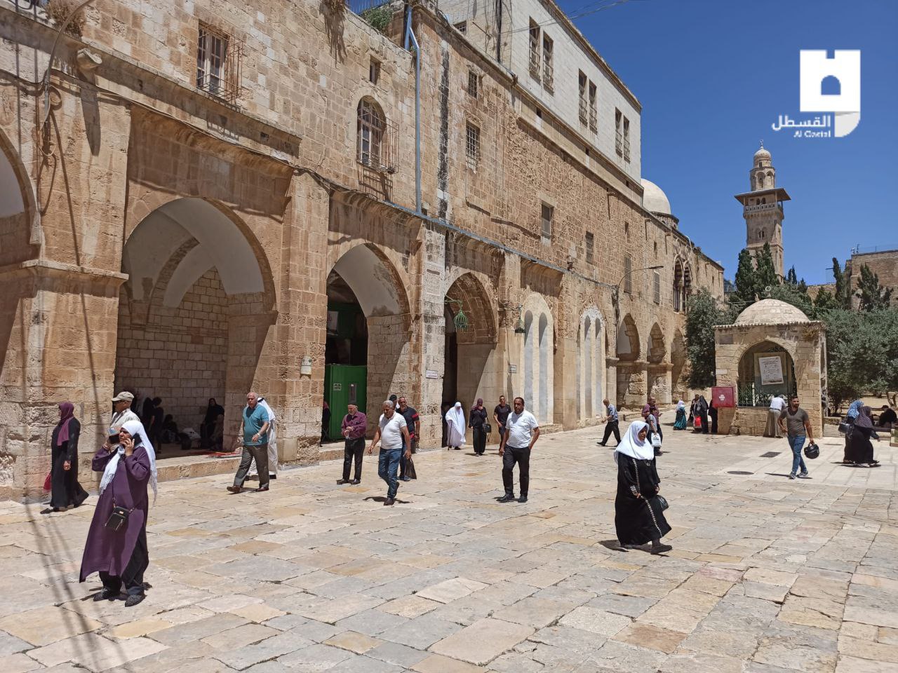 📷توافد الأهالي إلى المسجد الأقصى المبارك لأداء صلاة الجمعة