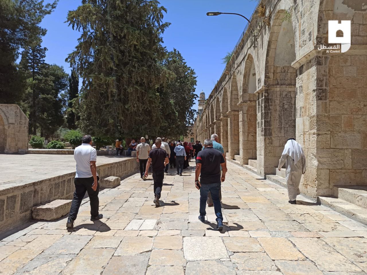 📷توافد الأهالي إلى المسجد الأقصى المبارك لأداء صلاة الجمعة