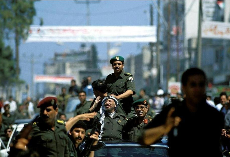 عودة الرمز ياسر عرفات الى أرض الوطن وتأسيس السلطة الفلسطينية
