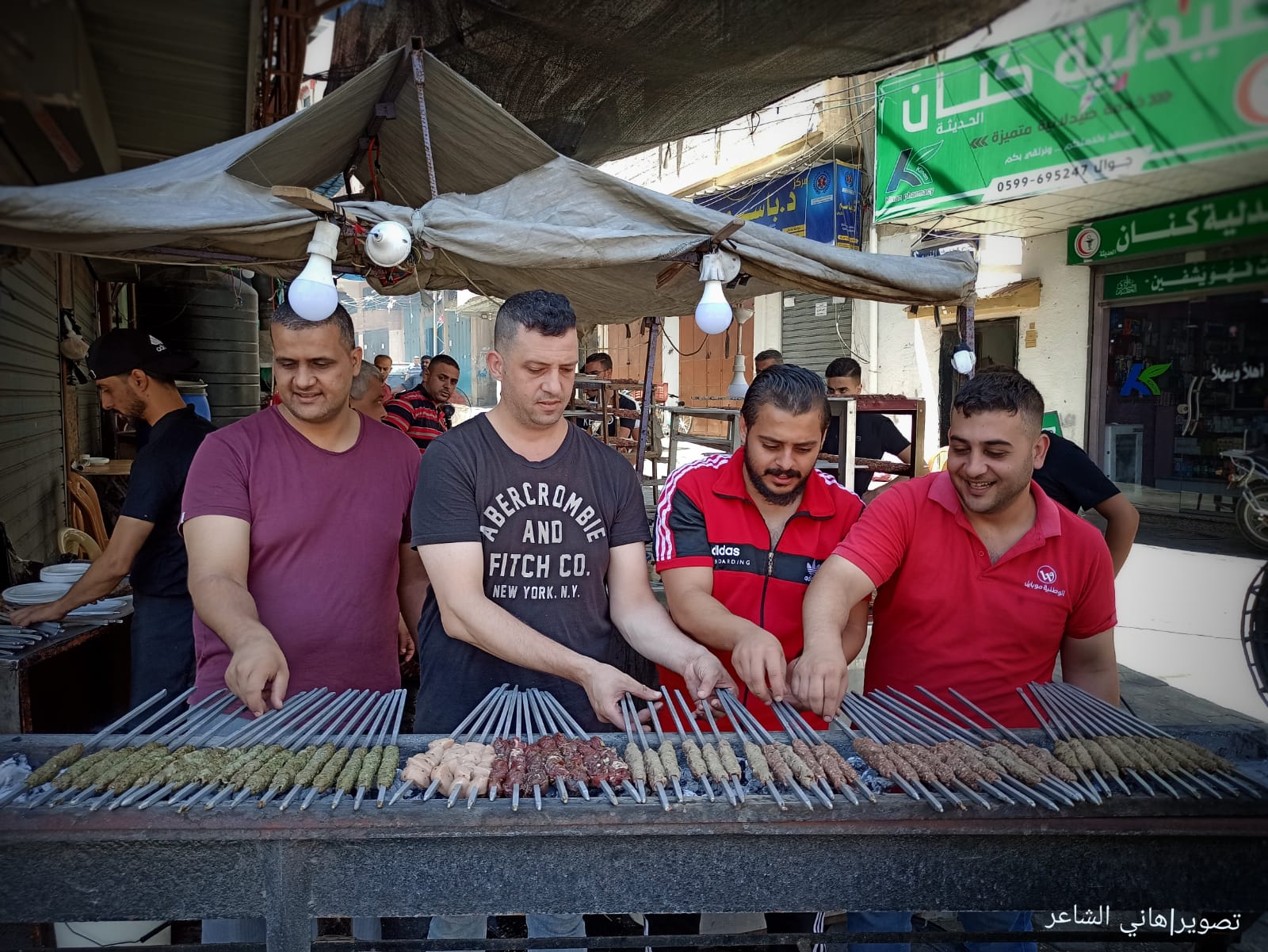 📷المشاوي تتربع على موائد الغزيين في عيد الأضحى
