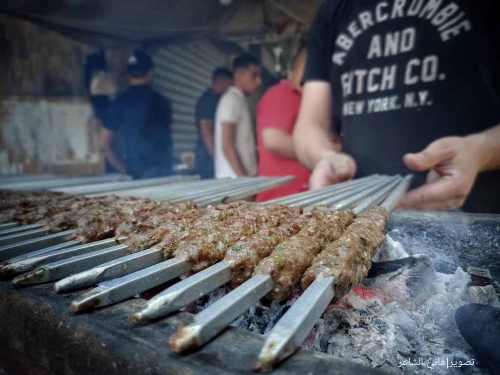 📷المشاوي تتربع على موائد الغزيين في عيد الأضحى
