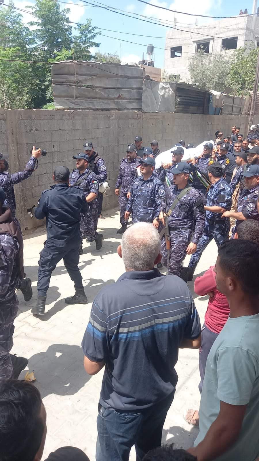 📷بدء مراسم تشييع جثامين عائلة دردونة من شمال غزة وسط اجراءات أمنية مشددة