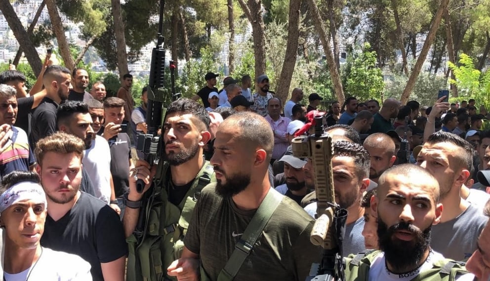 📷جماهير غفيرة تشيع جثماني الشهيدين صبح والعزيزي في نابلس
