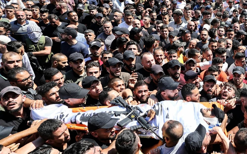 📷جماهير غفيرة تشيع جثماني الشهيدين صبح والعزيزي في نابلس
