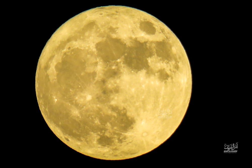 📷 تظهر القمر مكتملاً يزين سماء مدينة غزة مساء اليوم الأربعاء.