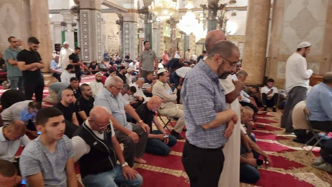 آلاف المواطنين يؤدون صلاة الفجر في المسجد الأقصى