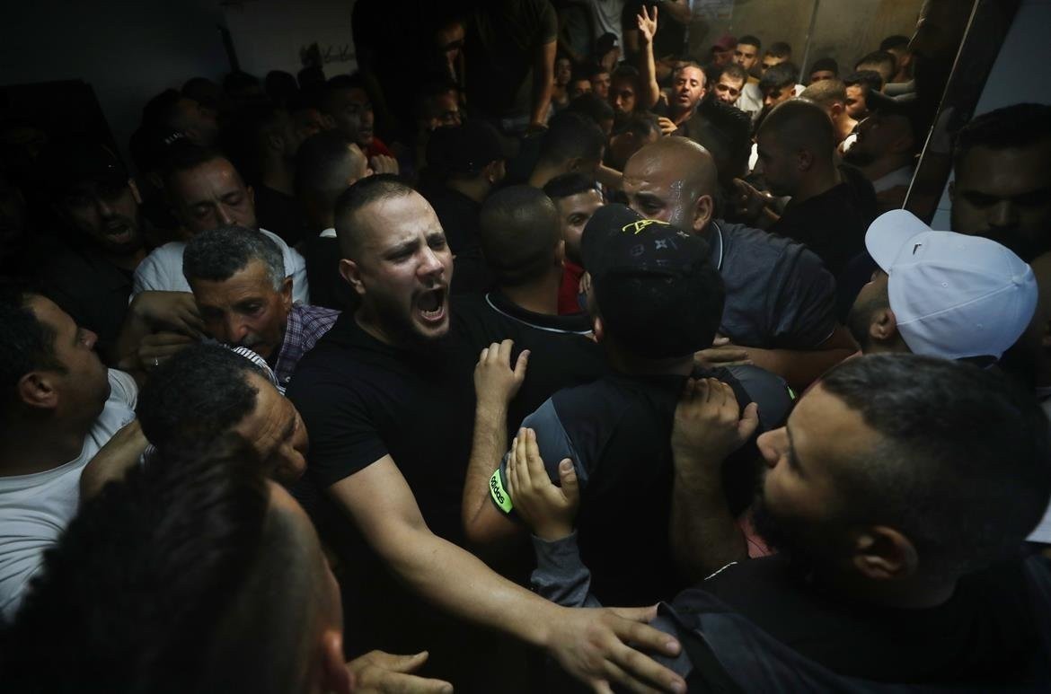 بالصور.. جماهير غفيرة تشييع جثامين الشهداء عزيزي وصبح