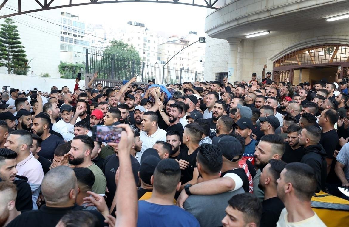 بالصور.. جماهير غفيرة تشييع جثامين الشهداء عزيزي وصبح