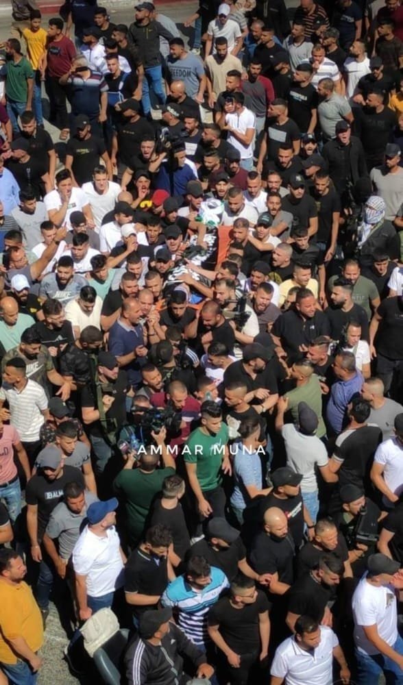 بالصور.. جماهير غفيرة تشييع جثامين الشهداء عزيزي وصبح