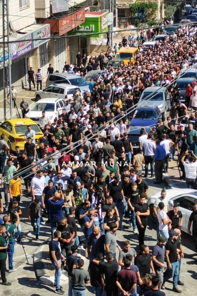 بالصور.. جماهير غفيرة تشييع جثامين الشهداء عزيزي وصبح