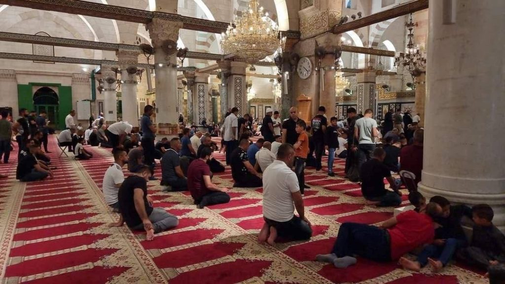 آلاف المواطنين يؤدون صلاة الفجر في المسجد الأقصى