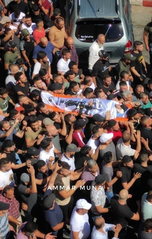 بالصور.. جماهير غفيرة تشييع جثامين الشهداء عزيزي وصبح