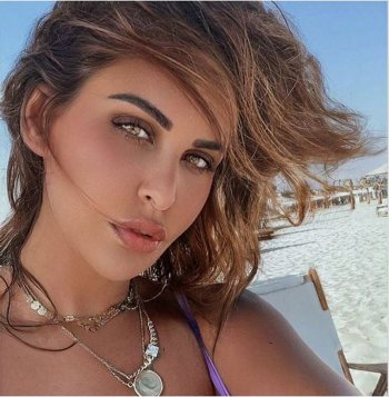 مي سليم تشعل التواصل الإجتماعي بإطلالتها عن الشاطئ