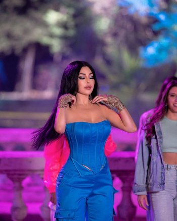 هيفاء وهبي بإطلالة ساحرة من كليب أغنيتها "تيجي"
