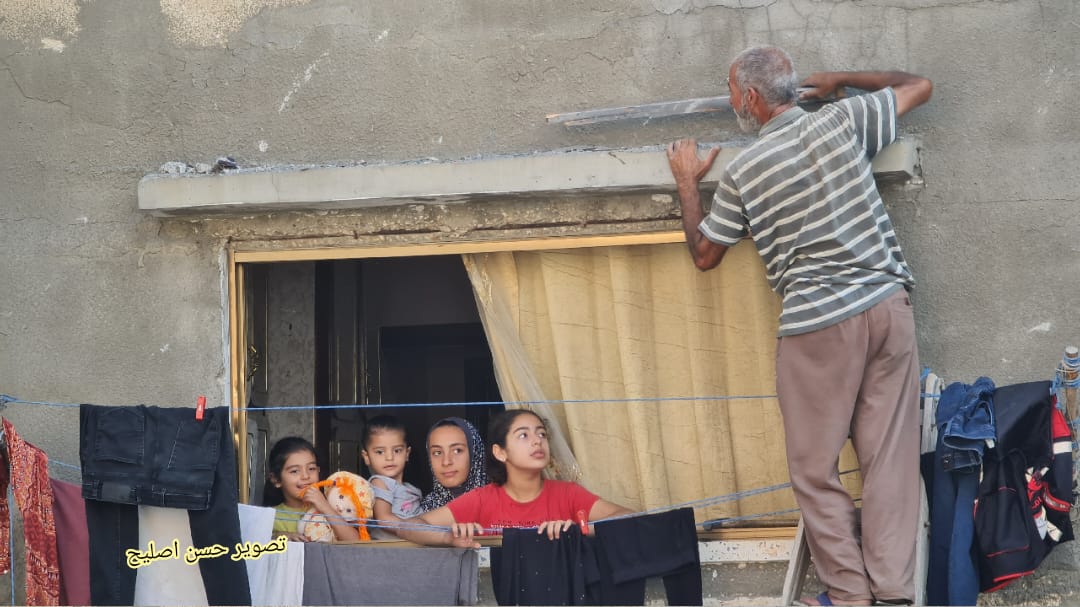 📷صور مواطنون يتفقدون آثار العدوان الإسرائيلي على قطاع غزة
