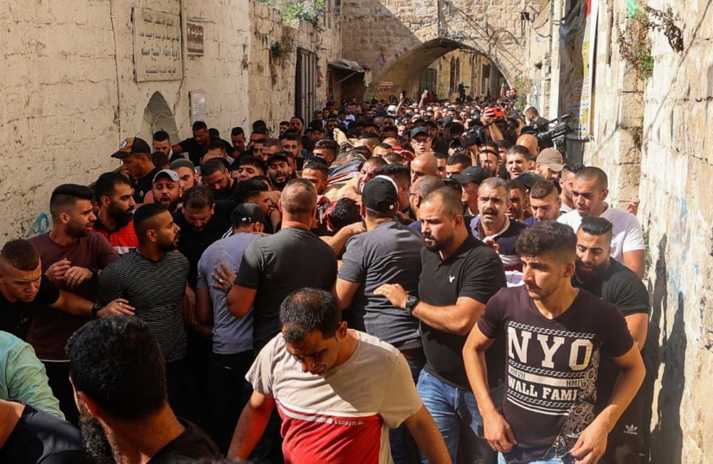 📷مواطنون غاضبون في تشييع النابلسي في شوارع نابلس