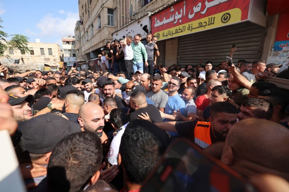 📷مواطنون غاضبون في تشييع النابلسي في شوارع نابلس