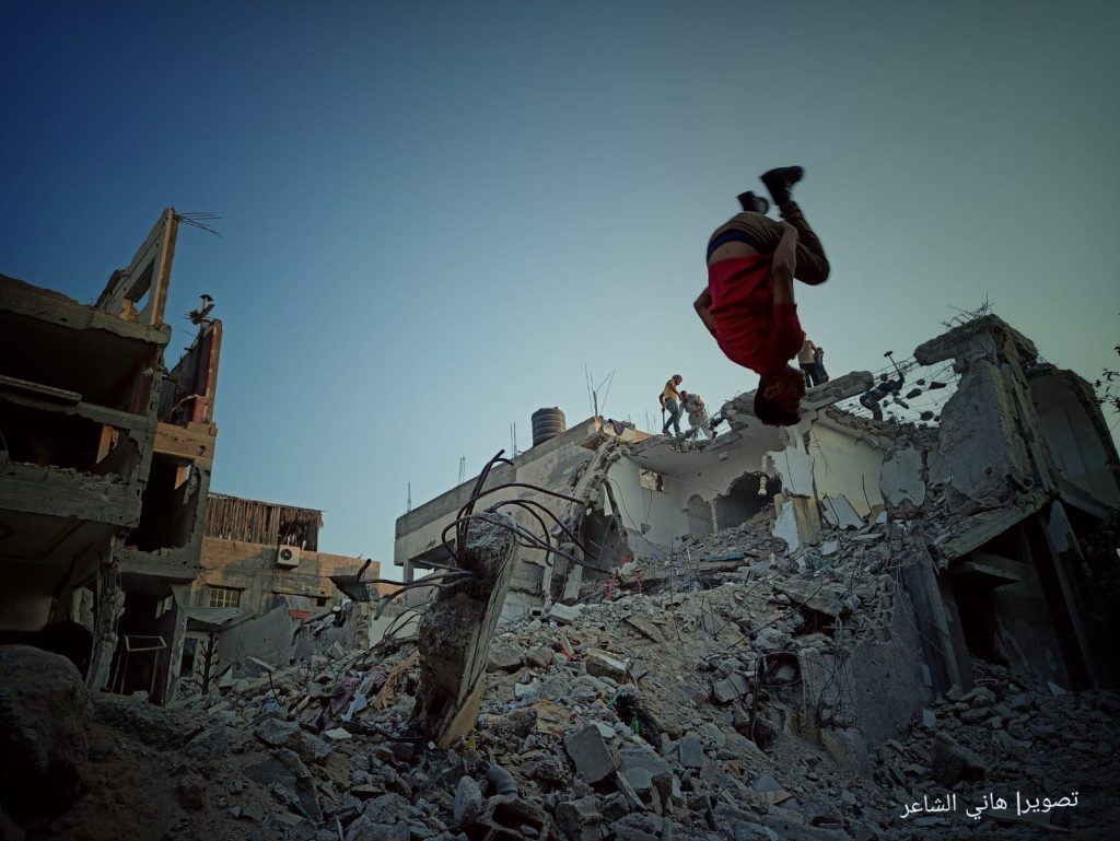 📷صور |فلسطينيون يمارسون رياضة "الباركور" الخطرة فوق أنقاض المنازل المدّمرة
