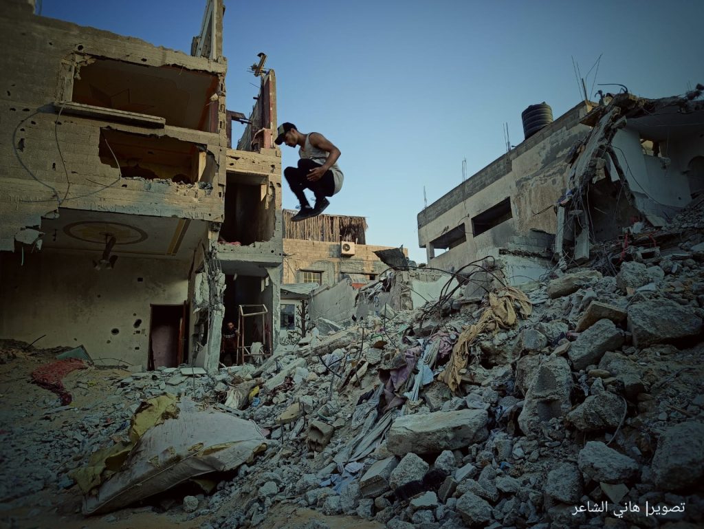 📷صور |فلسطينيون يمارسون رياضة "الباركور" الخطرة فوق أنقاض المنازل المدّمرة
