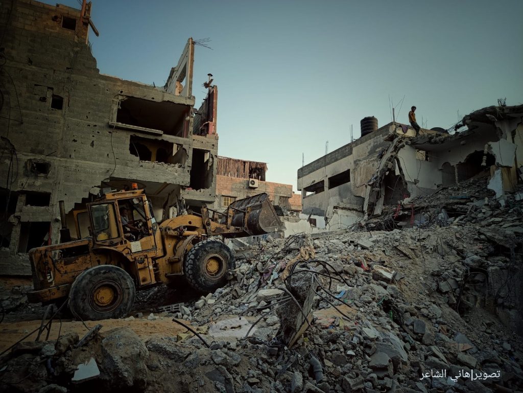 📷صور |إزالة أنقاض المنازل المدمرة جراء العدوان الإسرائيلي الأخير في محافظة رفح جنوبي قطاع غزة.