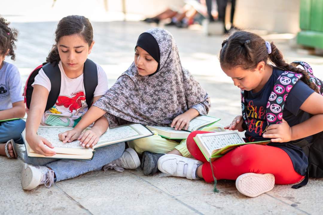 📷أطفال مقدسيون يتدارسون القرآن الكريم في رحاب المسجد الأقصى
