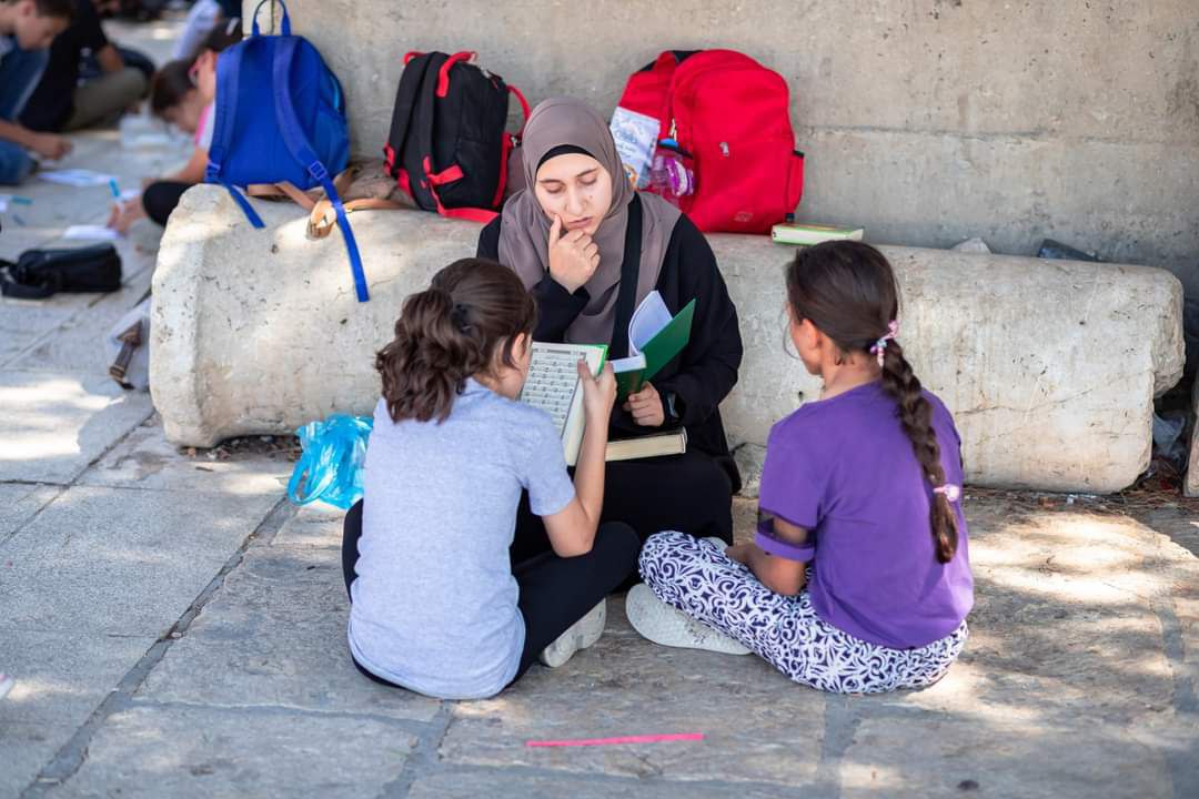 📷أطفال مقدسيون يتدارسون القرآن الكريم في رحاب المسجد الأقصى
