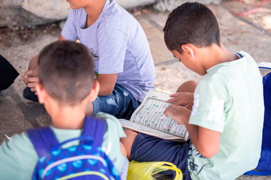 📷أطفال مقدسيون يتدارسون القرآن الكريم في رحاب المسجد الأقصى
