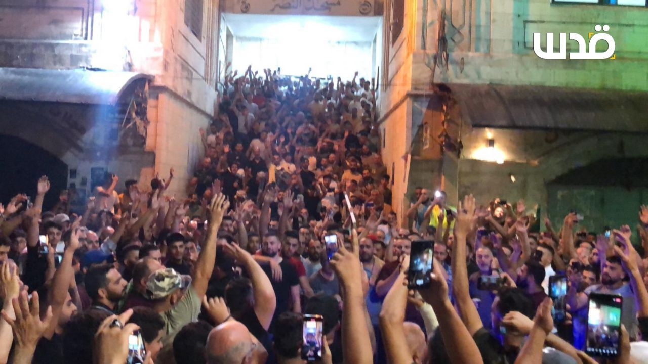 📷صور| "آلاف الفلسطينيين يؤدون صلاة الفجر، تحت عنوان فجر الشهــداء العظيم في مسجد النصر بنابلس".