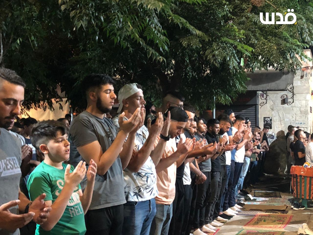📷صور| "آلاف الفلسطينيين يؤدون صلاة الفجر، تحت عنوان فجر الشهــداء العظيم في مسجد النصر بنابلس".