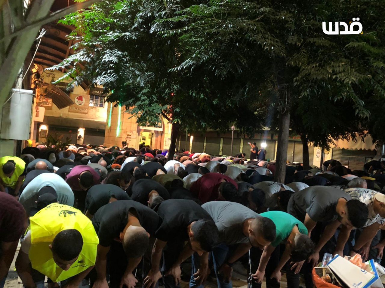 📷صور| "آلاف الفلسطينيين يؤدون صلاة الفجر، تحت عنوان فجر الشهــداء العظيم في مسجد النصر بنابلس".