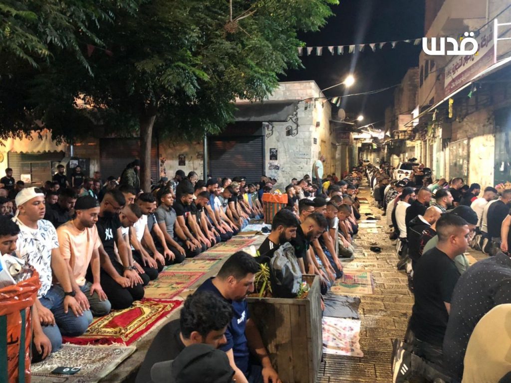 📷صور| "آلاف الفلسطينيين يؤدون صلاة الفجر، تحت عنوان فجر الشهــداء العظيم في مسجد النصر بنابلس".
