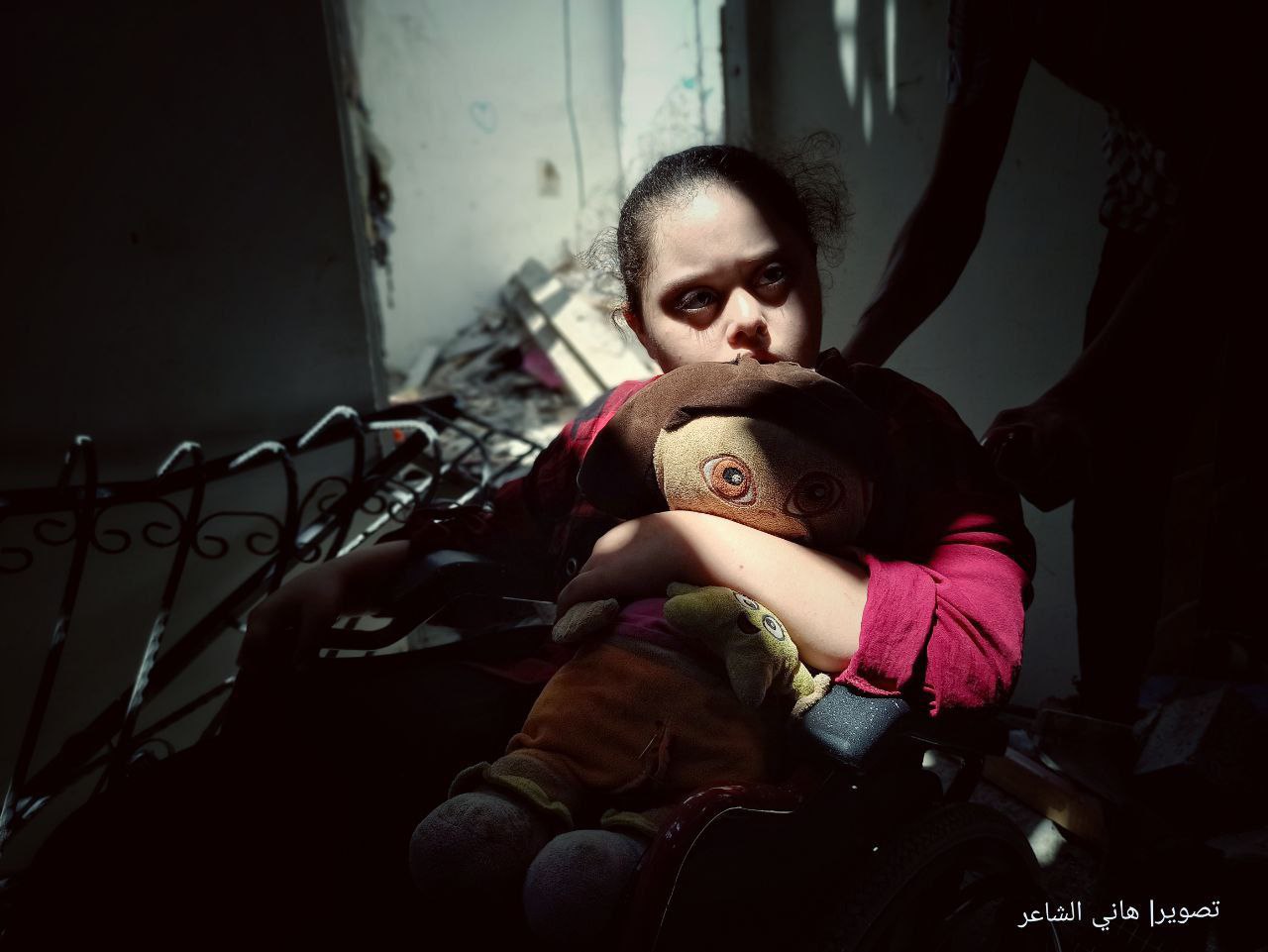 📷"حلا فلفل".. طفلة من "متلازمة الحب" تفقد غرفتها وألعابها وكرسيها المتحرك إثر قصف الاحتلال لمنزلها
