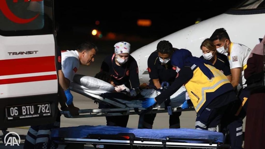 📷صور |الطفلة الفلسطينية رهف وشقيقها محمد يصلان تركيا وذلك من أجل تلقي العلاج
