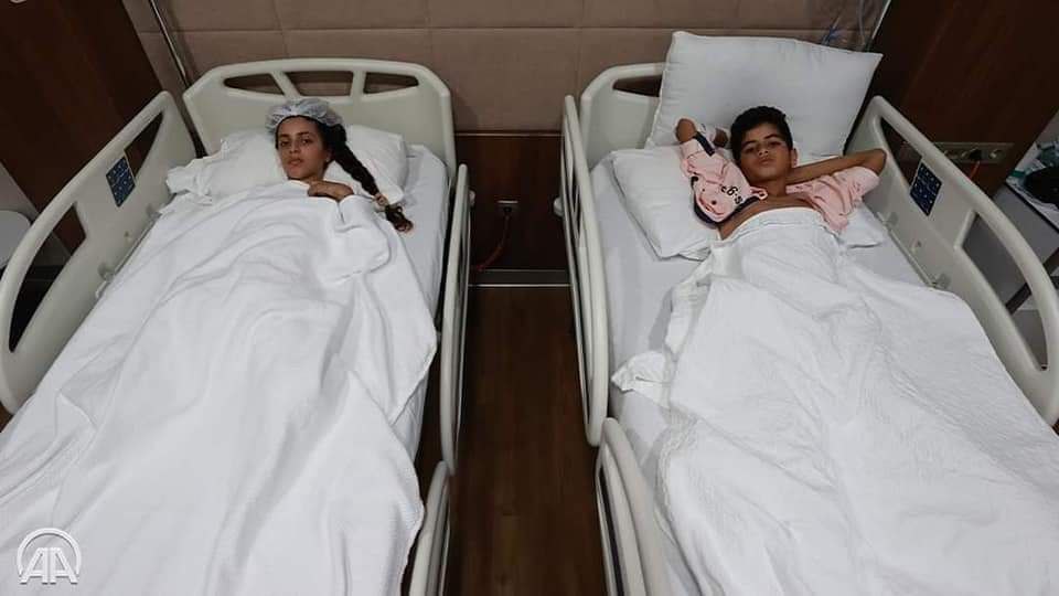 📷صور |الطفلة الفلسطينية رهف وشقيقها محمد يصلان تركيا وذلك من أجل تلقي العلاج
