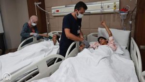 📷صور |الطفلة الفلسطينية رهف وشقيقها محمد يصلان تركيا وذلك من أجل تلقي العلاج
