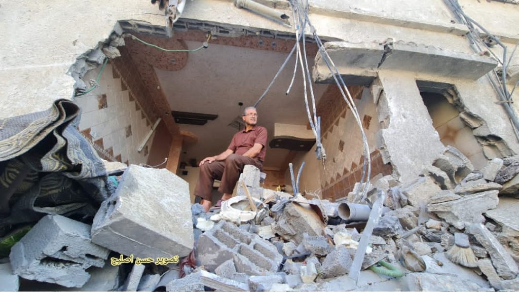 📷صور مواطنون يتفقدون آثار العدوان الإسرائيلي على قطاع غزة
