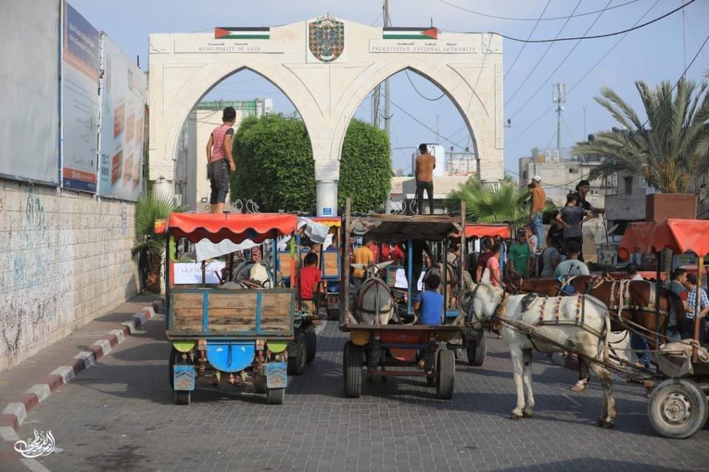 📷مسير ووقفة للعمال على العربات التى تجرها حيوانات أمام بلدية غزة احتجاجا على مصادرة مكبرات الصوت منهم