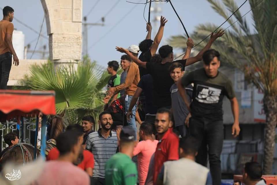 📷مسير ووقفة للعمال على العربات التى تجرها حيوانات أمام بلدية غزة احتجاجا على مصادرة مكبرات الصوت منهم