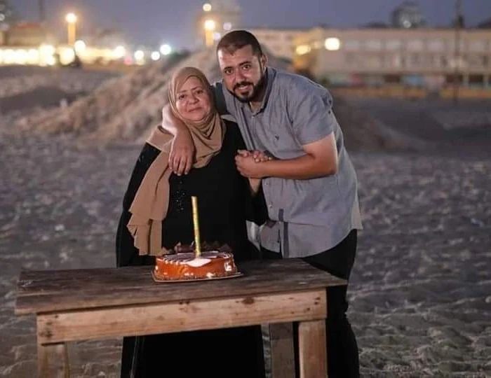 نحت اسم امه على رمال البحر في غزة