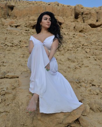 ميرهان حسين وسط الصخور