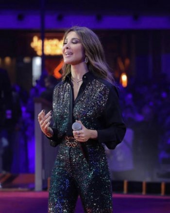 نانسي عجرم تتألق بإطلالة لافتة في حفلها بقطر